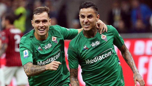 Erick Pulgar (vpravo) z Fiorentiny oslavuje se spoluhráčem Polem Lirolou gól v síti AC Milán. Erick Pulgar (vpravo) z Fiorentiny oslavuje se spoluhráčem Polem Lirolou gól v síti AC Milán.