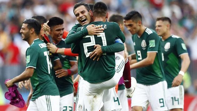 Mexičtí fotbalisté oslavují výhru nad Německem. Mexičtí fotbalisté oslavují výhru nad Německem.