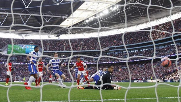 Alexis Sánchez z Arsenalu dává první gól v semifinále FA Cupu s Readingem. Alexis Sánchez z Arsenalu dává první gól v semifinále FA Cupu s Readingem.