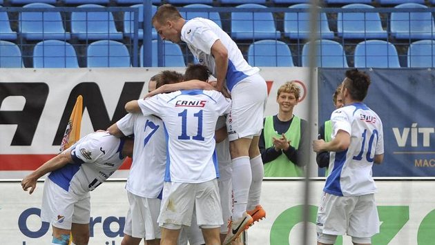 Hráči Baníku se v utkání s Duklou radují z gólu. Hráči Baníku se v utkání s Duklou radují z gólu.