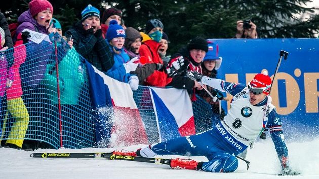 Ondřej Moravec při pádu ve stíhacím závodu mužů zlomil pažbu své malorážky. Ondřej Moravec při pádu ve stíhacím závodu mužů zlomil pažbu své malorážky.