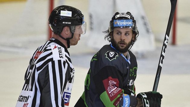 Čárový rozhodčí Ondřej Polák a vyloučený kapitán Mladé Boleslavi Jan Hanzlík, bývalý hráč Brna. Čárový rozhodčí Ondřej Polák a vyloučený kapitán Mladé Boleslavi Jan Hanzlík, bývalý hráč Brna.