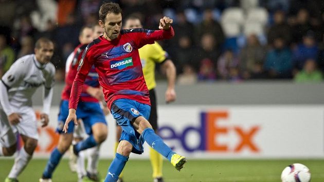 Tomáš Hořava z Viktorie Plzeň kope penaltu proti Astře Giurgiu, který proměnil až napodruhé. Tomáš Hořava z Viktorie Plzeň kope penaltu proti Astře Giurgiu, který proměnil až napodruhé.