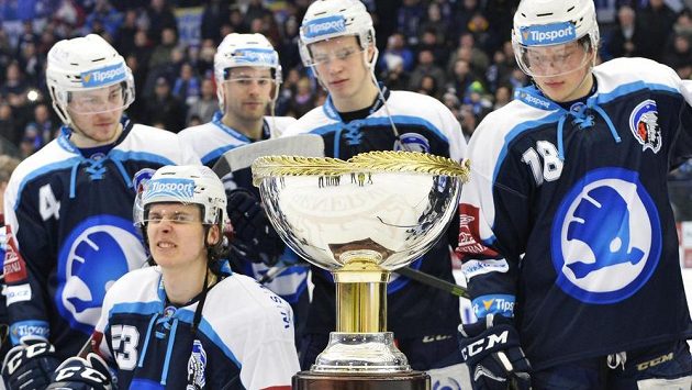 Plzeňští hokejisté s Prezidentským pohárem. Plzeňští hokejisté s Prezidentským pohárem.
