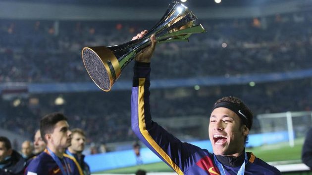 Brazilec Neymar juchá s pohárem pro vítěze MS klubů. Brazilec Neymar juchá s pohárem pro vítěze MS klubů.