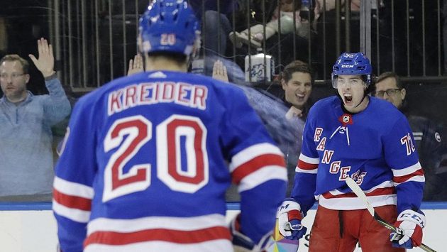 Filip Chytil (vpravo) se v zápase s Vancouverem raduje z prvního gólu v NHL v této sezoně. Na snímku s ním je spoluhráč z NY Rangers Chris Kreider (20). Filip Chytil (vpravo) se v zápase s Vancouverem raduje z prvního gólu v NHL v této sezoně. Na snímku s ním je spoluhráč z NY Rangers Chris Kreider (20).