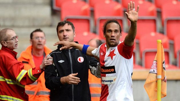 Kdepak do nemocnice! Slávista Fernando Neves po ošetření utkání s Jabloncem dohrál. Kdepak do nemocnice! Slávista Fernando Neves po ošetření utkání s Jabloncem dohrál.