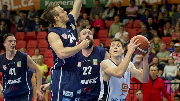Finále play off basketbalové ligy mužů Nymburk - Děčín. Zprava Petr Banda z Nymburku, Jiří Jelínek a Šimon Ježek z Děčína. Finále play off basketbalové ligy mužů Nymburk - Děčín. Zprava Petr Banda z Nymburku, Jiří Jelínek a Šimon Ježek z Děčína.