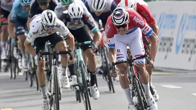 Nizozemský cyklista Mathieu van der Poel (vpravo) při dojezdu 3. etapy závodu Kolem Švýcarska. Nizozemský cyklista Mathieu van der Poel (vpravo) při dojezdu 3. etapy závodu Kolem Švýcarska.
