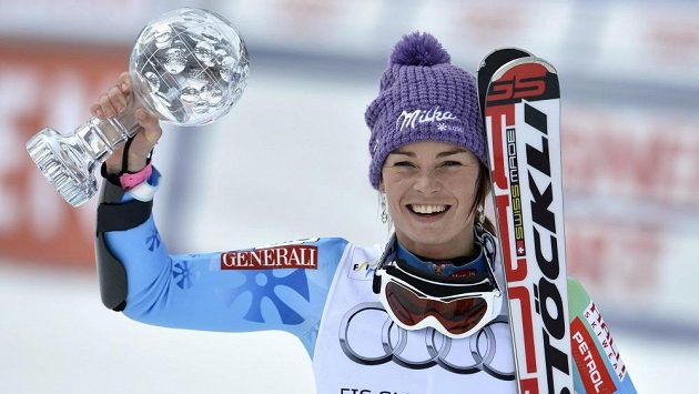 Mazeová se v cíli štěstím rozplakala a pak si převzala trofej. Mazeová se v cíli štěstím rozplakala a pak si převzala trofej.