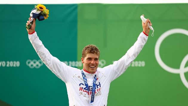 Kanoista Lukáš Rohan slaví stříbrnou medaili na olympijských hrách v Tokiu Kanoista Lukáš Rohan slaví stříbrnou medaili na olympijských hrách v Tokiu