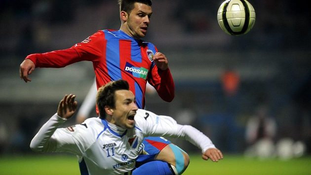 Michal Ďuriš z Plzně (nahoře) bojuje s Jaroslavem Starým z Ostravy. Michal Ďuriš z Plzně (nahoře) bojuje s Jaroslavem Starým z Ostravy.