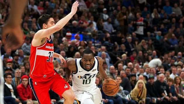Basketbalista Utahu Jazz Alec Burks v souboji s Tomášem Satoranským z Washingtonu Wizards. Basketbalista Utahu Jazz Alec Burks v souboji s Tomášem Satoranským z Washingtonu Wizards.