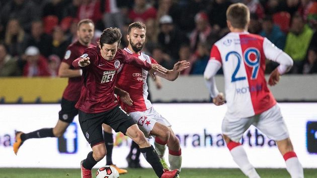 Tomáš Rosický ze Sparty (vlevo) a Josef Hušbauer ze Slavie během derby v Edenu. Tomáš Rosický ze Sparty (vlevo) a Josef Hušbauer ze Slavie během derby v Edenu.
