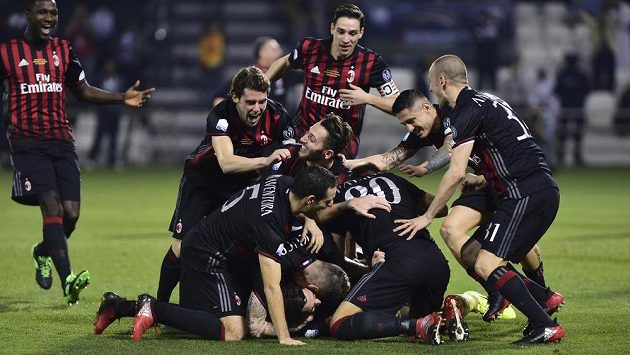 Hráči AC Milán poté, co v Superpoháru na penalty zdolali Juventus. Hráči AC Milán poté, co v Superpoháru na penalty zdolali Juventus.