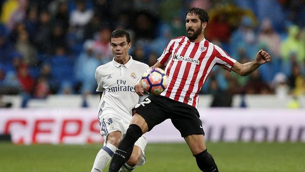 Obránce Realu Madrid Pepe (vlevo) v souboji o balón s Raule Garcíou z Bilbaa. Obránce Realu Madrid Pepe (vlevo) v souboji o balón s Raule Garcíou z Bilbaa.
