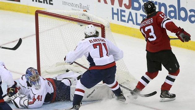 Nico Hischier (z New Jersey Devils překonává Vítka Vaněčka v brance Washingtonu. Nico Hischier (z New Jersey Devils překonává Vítka Vaněčka v brance Washingtonu.