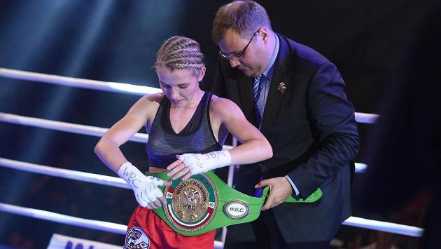 Boxerka Fabiana Bytyqi (na snímku) obhájila pás juniorské mistryně světa WBC v mini muší váhové kategorii. Bulharka Teodora Bačevová duel po 7. kole vzdala. Boxerka Fabiana Bytyqi (na snímku) obhájila pás juniorské mistryně světa WBC v mini muší váhové kategorii. Bulharka Teodora Bačevová duel po 7. kole vzdala.