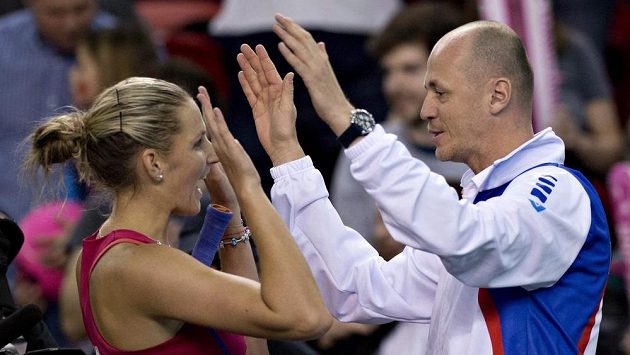 Česká tenistka Karolína Plíšková se raduje s kapitánem fedcupové reprezentace Petrem Pálou z výhry v úvodním utkání proti Kanadě. Česká tenistka Karolína Plíšková se raduje s kapitánem fedcupové reprezentace Petrem Pálou z výhry v úvodním utkání proti Kanadě.