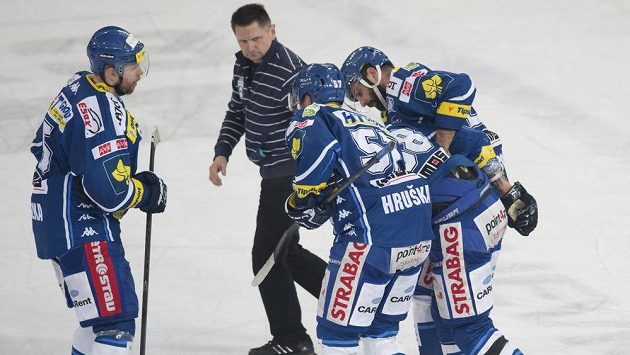 Spoluhráči odvážejí z ledu otřeseného brněnského obránce Jana Hanzlíka (druhý zprava). Spoluhráči odvážejí z ledu otřeseného brněnského obránce Jana Hanzlíka (druhý zprava).