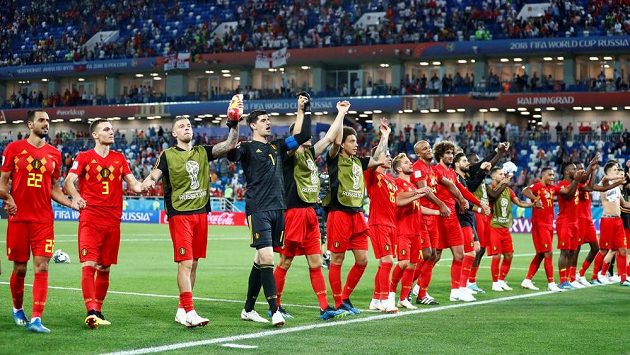 Fotbalisté Belgie zdraví fanoušky po výhře nad Anglií. Fotbalisté Belgie zdraví fanoušky po výhře nad Anglií.