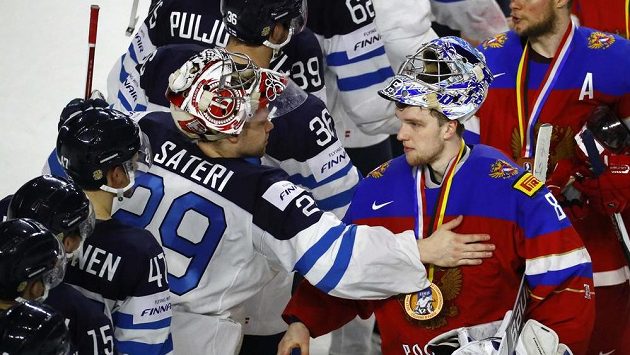 Finský gólman Harri Sateri (vlevo) gratuluje k bronzu svému ruskému protějšku Andreji Vasilevskému. Finský gólman Harri Sateri (vlevo) gratuluje k bronzu svému ruskému protějšku Andreji Vasilevskému.