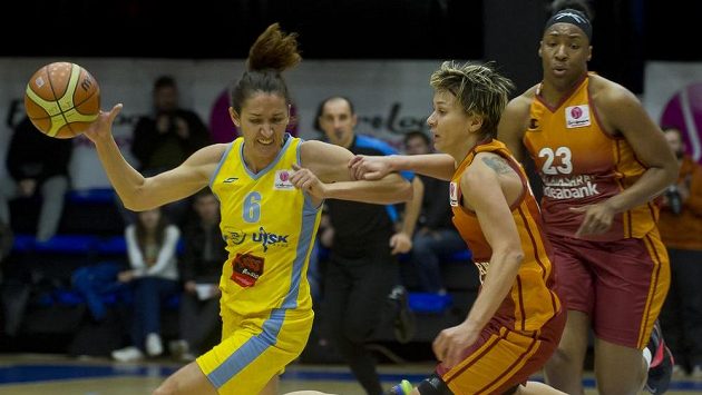 Zleva Laia Palauová z USK Praha a Isil Albenová a Kelsey Boneová z Galatasaray Istanbul. Zleva Laia Palauová z USK Praha a Isil Albenová a Kelsey Boneová z Galatasaray Istanbul.