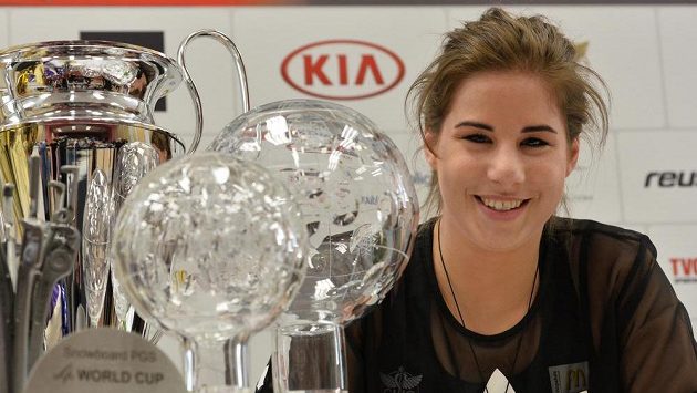 Ester Ledecká se sbírkou trofejí v letošní sezóně. Ester Ledecká se sbírkou trofejí v letošní sezóně.