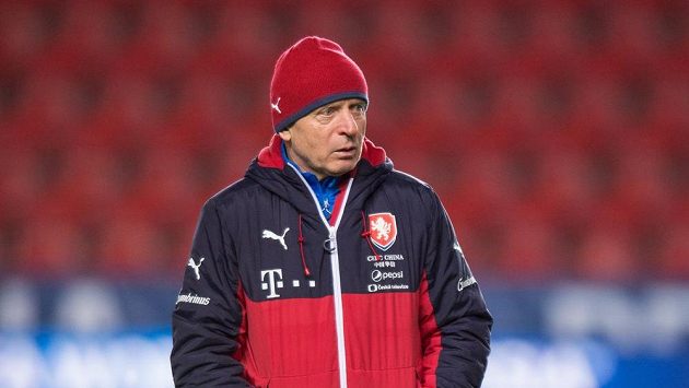 Trenér Karel Jarolím během tréninku českého národního týmu. Trenér Karel Jarolím během tréninku českého národního týmu.