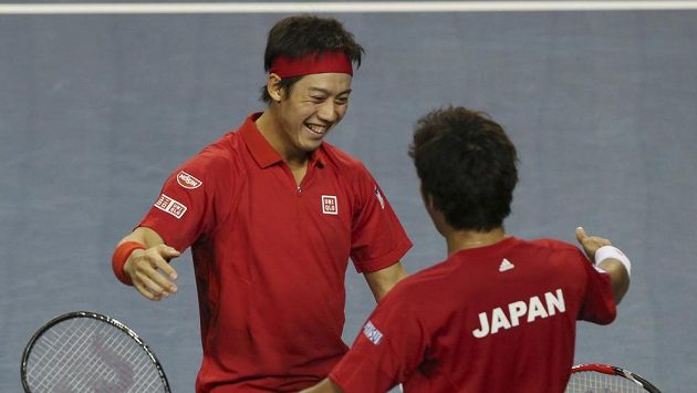 Japonští tenisté Kei Nišikori (vlevo) a Jasutaka Učijama oslavují důležitý bod ze čtyřhry v 1. kole Davis Cupu proti Kanadě. Japonští tenisté Kei Nišikori (vlevo) a Jasutaka Učijama oslavují důležitý bod ze čtyřhry v 1. kole Davis Cupu proti Kanadě.