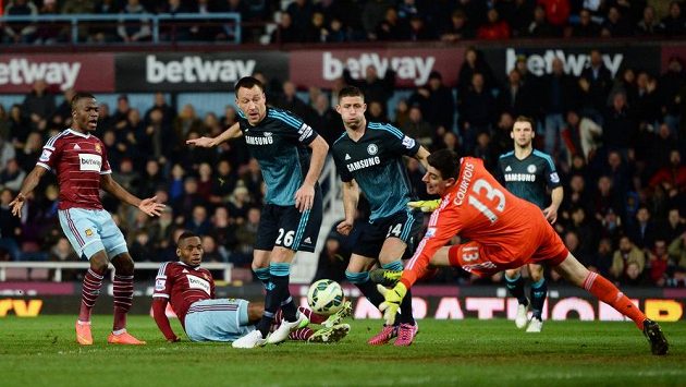 Brankář Chelsea Thibaut Courtois zasahuje po střele Diafry Sakha z West Hamu. Brankář Chelsea Thibaut Courtois zasahuje po střele Diafry Sakha z West Hamu.