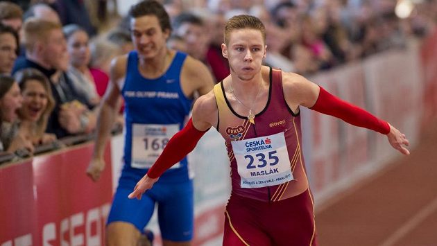 Pavel Maslák (vpravo) z pražské Dukly vyhrál na halovém MČR závod na 200 metrů časem 20,57 vteřin. Pavel Maslák (vpravo) z pražské Dukly vyhrál na halovém MČR závod na 200 metrů časem 20,57 vteřin.