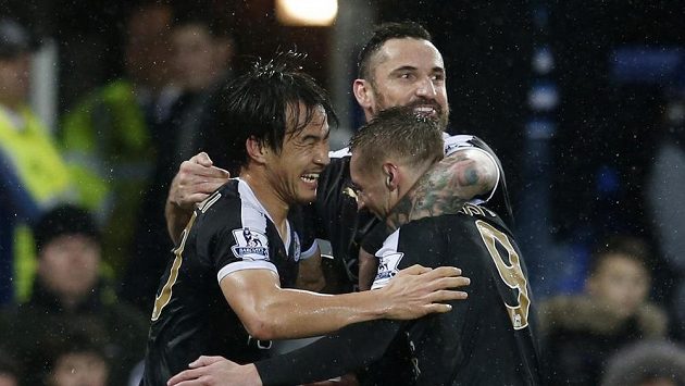 Shinji Okazaki (vlevo) se raduje z vlastní branky se spoluhráči z Leicesteru Jamiem Vardym (vpravo) and Marcinem Wasilewskim. Shinji Okazaki (vlevo) se raduje z vlastní branky se spoluhráči z Leicesteru Jamiem Vardym (vpravo) and Marcinem Wasilewskim.