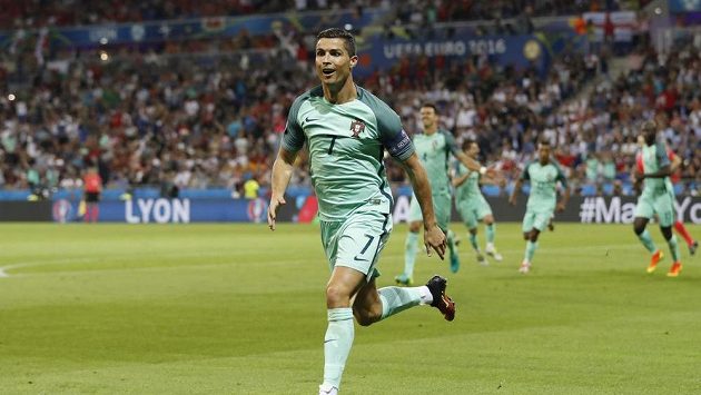 Portugalec Cristiano Ronaldo se raduje z gólu proti Walesu. Portugalec Cristiano Ronaldo se raduje z gólu proti Walesu.