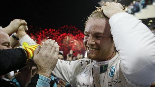 Nico Rosberg slaví s ohňostrojem za zády triumf v posledním závodě sezóny. Nico Rosberg slaví s ohňostrojem za zády triumf v posledním závodě sezóny.