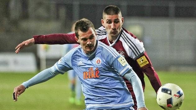 František Kubík (vpředu v dresu bratislavského Slovanu) má velké problémy... František Kubík (vpředu v dresu bratislavského Slovanu) má velké problémy...
