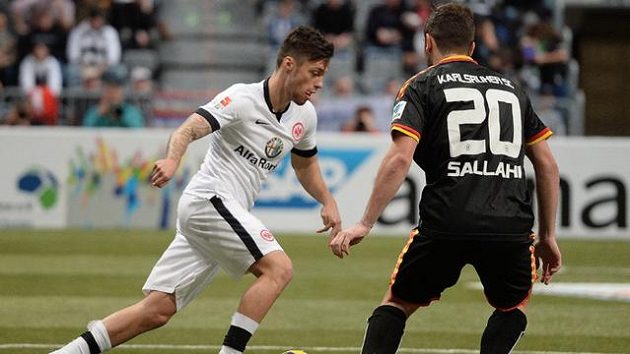 Václav Kadlec (vlevo) v dresu Eintrachtu během halového turnaje v Mannheimu. Václav Kadlec (vlevo) v dresu Eintrachtu během halového turnaje v Mannheimu.
