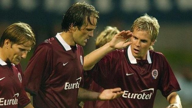 Igor Gluščevič (uprostřed) se ve sparťanském dresu raduje z gólu s Tomášem Junem (vlevo) a Tomášem Hübschmanem. Igor Gluščevič (uprostřed) se ve sparťanském dresu raduje z gólu s Tomášem Junem (vlevo) a Tomášem Hübschmanem.