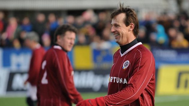 František Straka (vpravo) v dresu Sparty během Silvestrovského derby pražských "S". František Straka (vpravo) v dresu Sparty během Silvestrovského derby pražských "S".