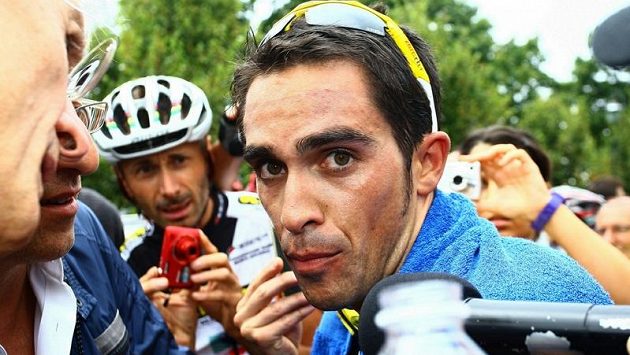Španělský cyklista Alberto Contador v rozhovoru s novináři Španělský cyklista Alberto Contador v rozhovoru s novináři