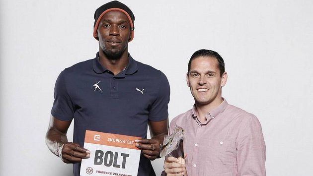 Sprinterské eso Usain Bolt, jeho agent Ricky Simms a trofej pro vítěze Zlaté tretry. Sprinterské eso Usain Bolt, jeho agent Ricky Simms a trofej pro vítěze Zlaté tretry.