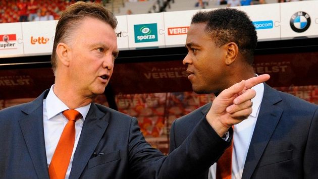 Přísný trenér, ale s velkým renomé. Takový je Nizozemec Louis van Gaal (vlevo), na snímku se svým asistentem Patrickem Kluivertem. Přísný trenér, ale s velkým renomé. Takový je Nizozemec Louis van Gaal (vlevo), na snímku se svým asistentem Patrickem Kluivertem.