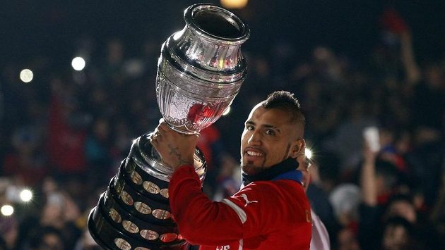 Arturo Vidal s trofejí pro jihoamerické šampióny. Arturo Vidal s trofejí pro jihoamerické šampióny.