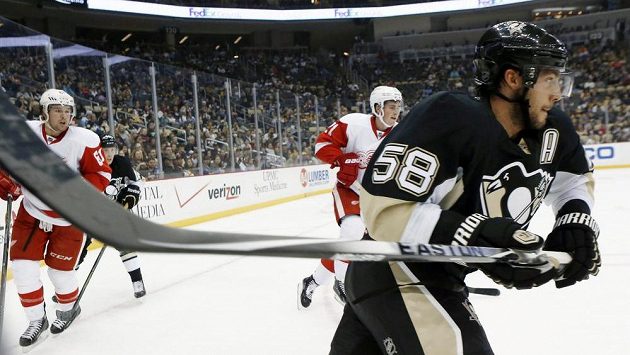 Pittsburský bek Kris Letang (č. 58) v souboji s hráči Detroitu. Pittsburský bek Kris Letang (č. 58) v souboji s hráči Detroitu.