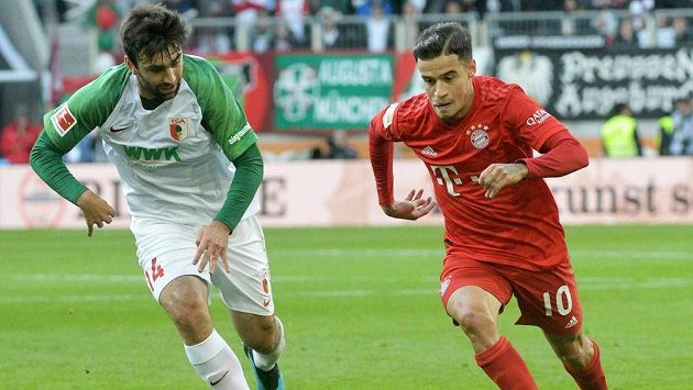 Jan Morávek z Augsburgu (vlevo) a Philippe Coutinho z Bayernu Mnichov. Jan Morávek z Augsburgu (vlevo) a Philippe Coutinho z Bayernu Mnichov.