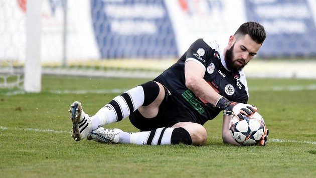 Brankář Tomáš Koubek během několika hodin dvakrát měnil klubové barvy. Brankář Tomáš Koubek během několika hodin dvakrát měnil klubové barvy.