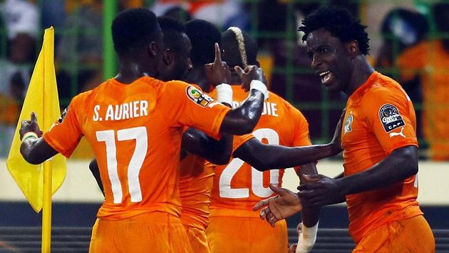 Útočník Pobřeží slonoviny Wilfried Bony (vpravo) slaví gól v duelu Afrického šampionátu proti Alžírsku. Útočník Pobřeží slonoviny Wilfried Bony (vpravo) slaví gól v duelu Afrického šampionátu proti Alžírsku.