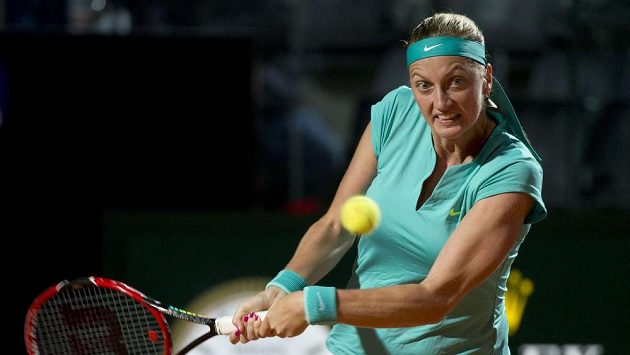 Petra Kvitová během zápasu s Italkou Karin Knappovou Petra Kvitová během zápasu s Italkou Karin Knappovou