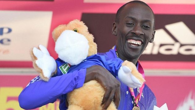 Keňský vytrvalec Kenneth Mungara zaběhl světový maratónský rekord v kategorii čtyřicet let a výše. Stalo se tak v Austrálii na Gold Coast Airport Marathon. Keňský vytrvalec Kenneth Mungara zaběhl světový maratónský rekord v kategorii čtyřicet let a výše. Stalo se tak v Austrálii na Gold Coast Airport Marathon.