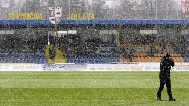 Zápas 20. kola fotbalové Gambrinus ligy mezi Jihlavou a Mladou Boleslaví se kvůli nepříznivému počasí a špatnému stavu hrací plochy v pondělí neuskutečnil. Zápas 20. kola fotbalové Gambrinus ligy mezi Jihlavou a Mladou Boleslaví se kvůli nepříznivému počasí a špatnému stavu hrací plochy v pondělí neuskutečnil.
